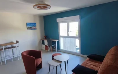 Bright private room in {area}