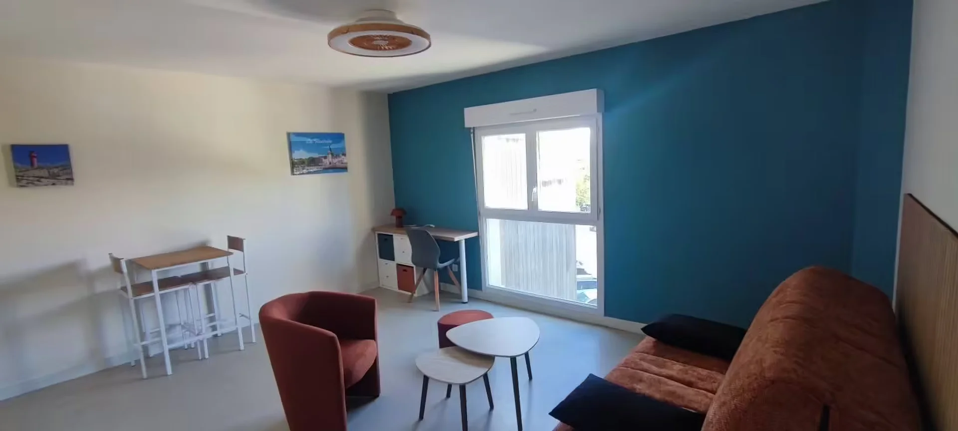 Functional student room perfect for studying in 