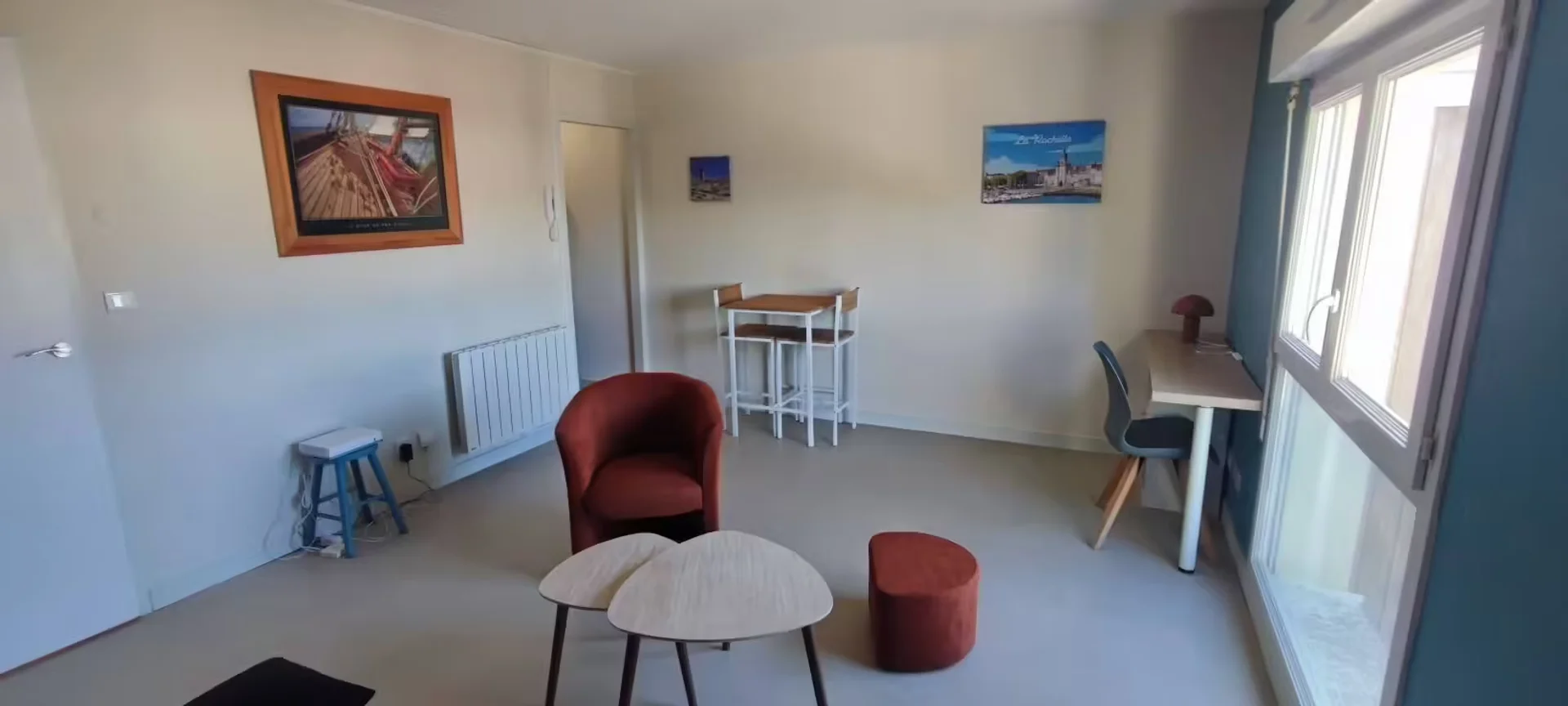 Functional student room perfect for studying in 