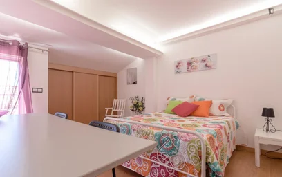 Quarto para alugar num apartamento partilhado em {area}