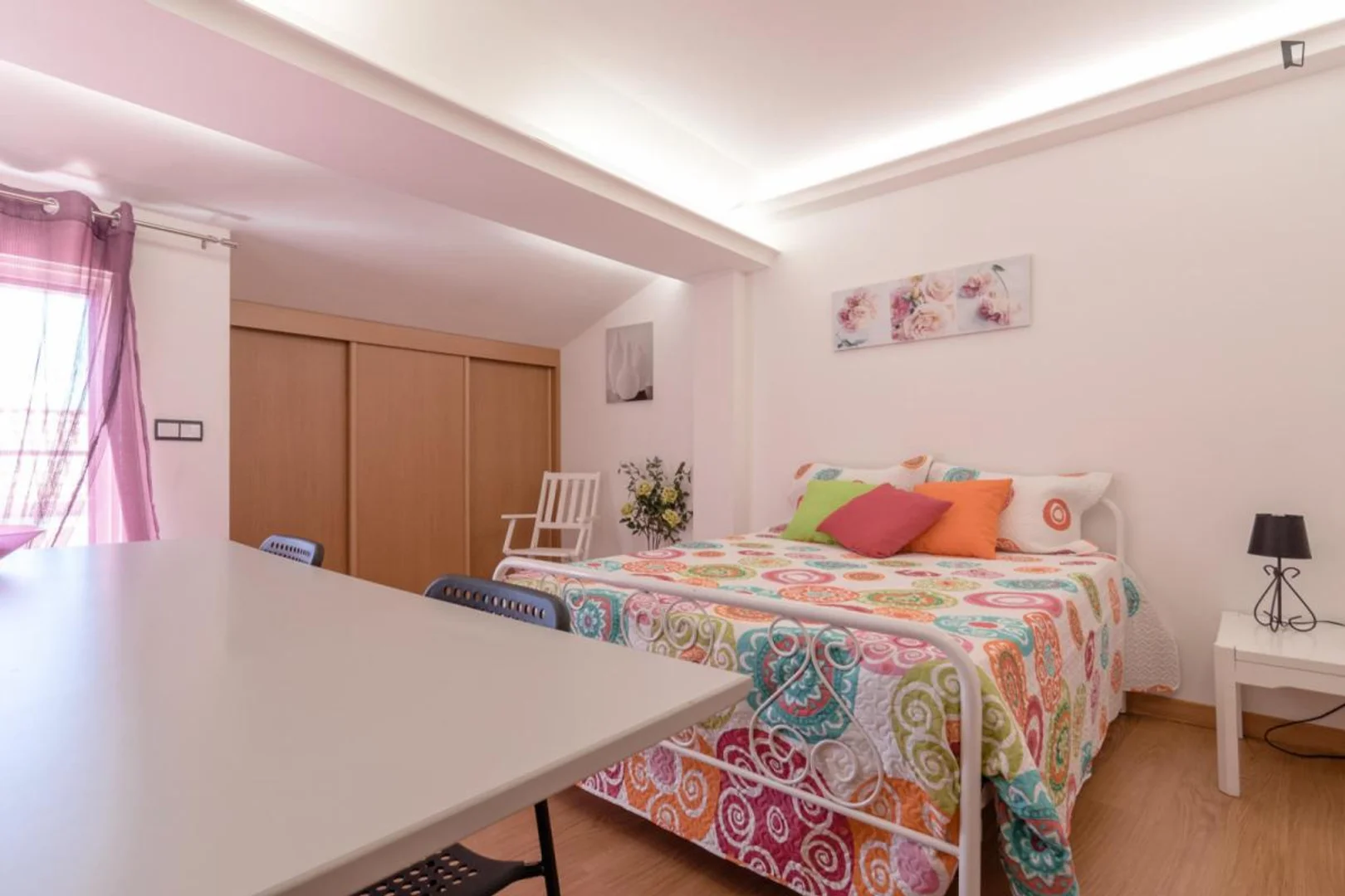Quarto de estudante económico com localização conveniente em 
