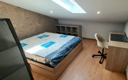 Habitación en alquiler con cama doble {area}