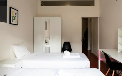 Quarto iluminado em {area}