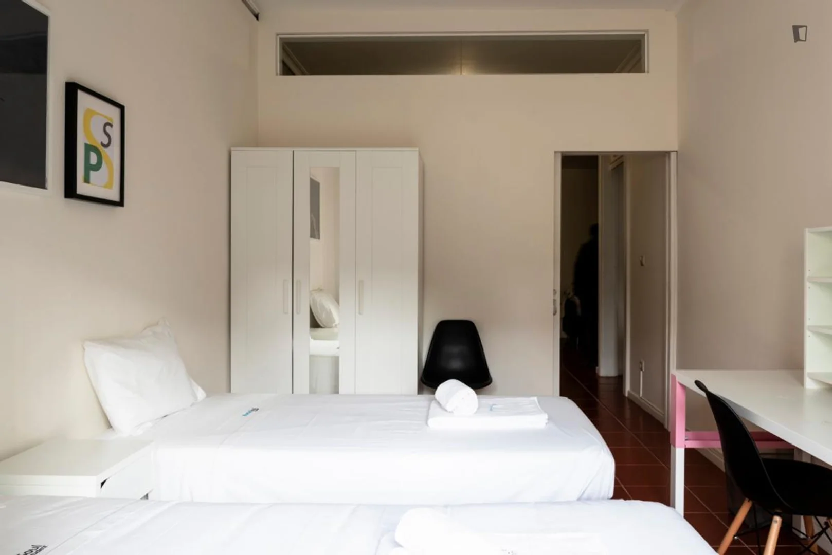 Quarto de estudante em  com área de estudo e instalações partilhadas