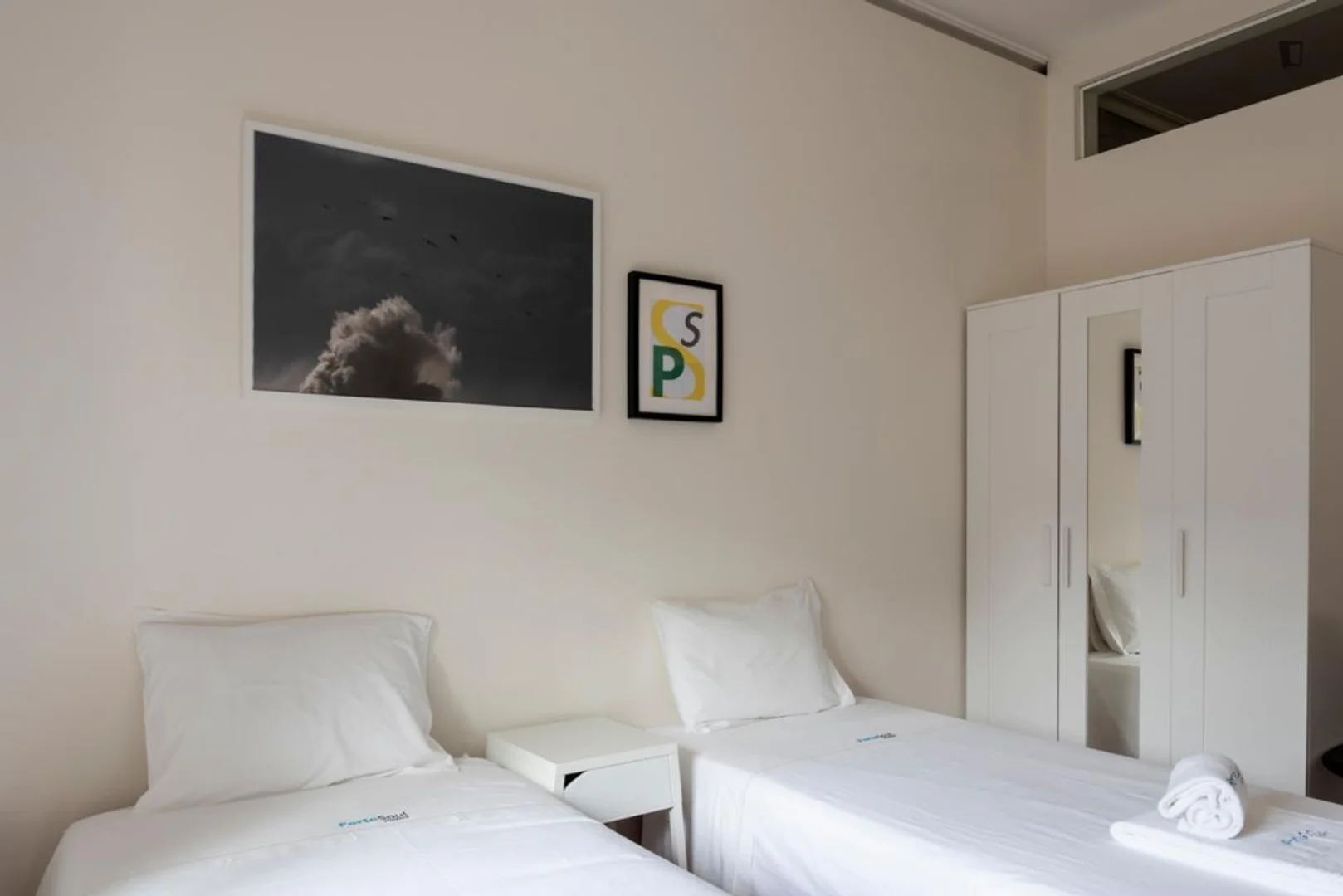 Quarto para alugar em apartamento de estudantes em , totalmente mobilado