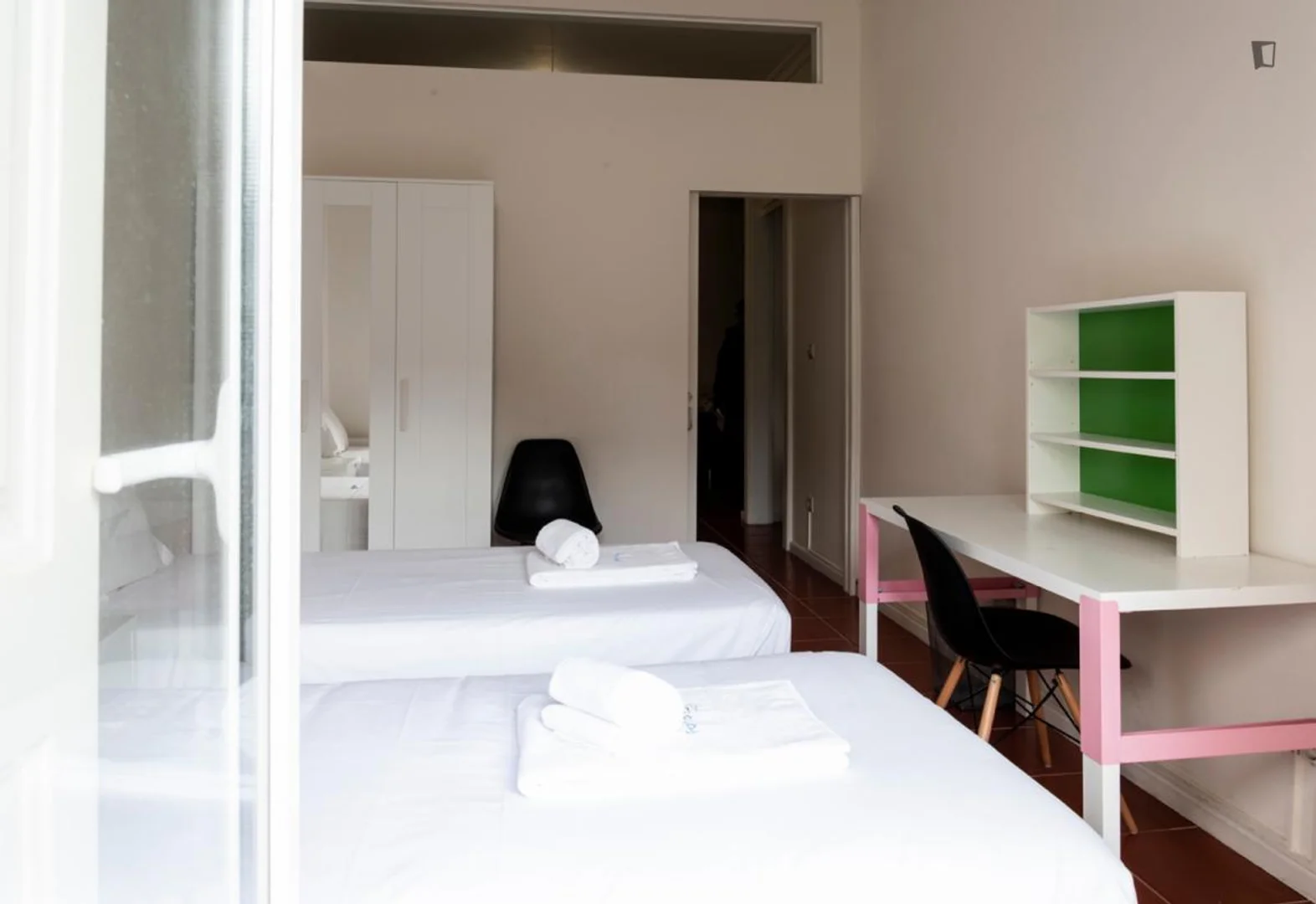 Quarto para alugar em apartamento de estudantes em , totalmente mobilado