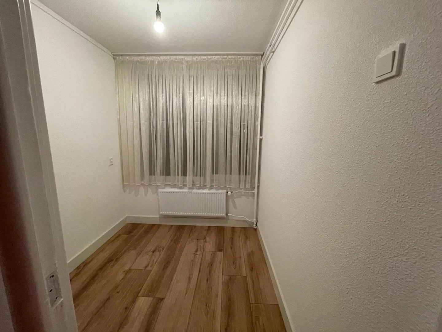 Functional student room perfect for studying in 
