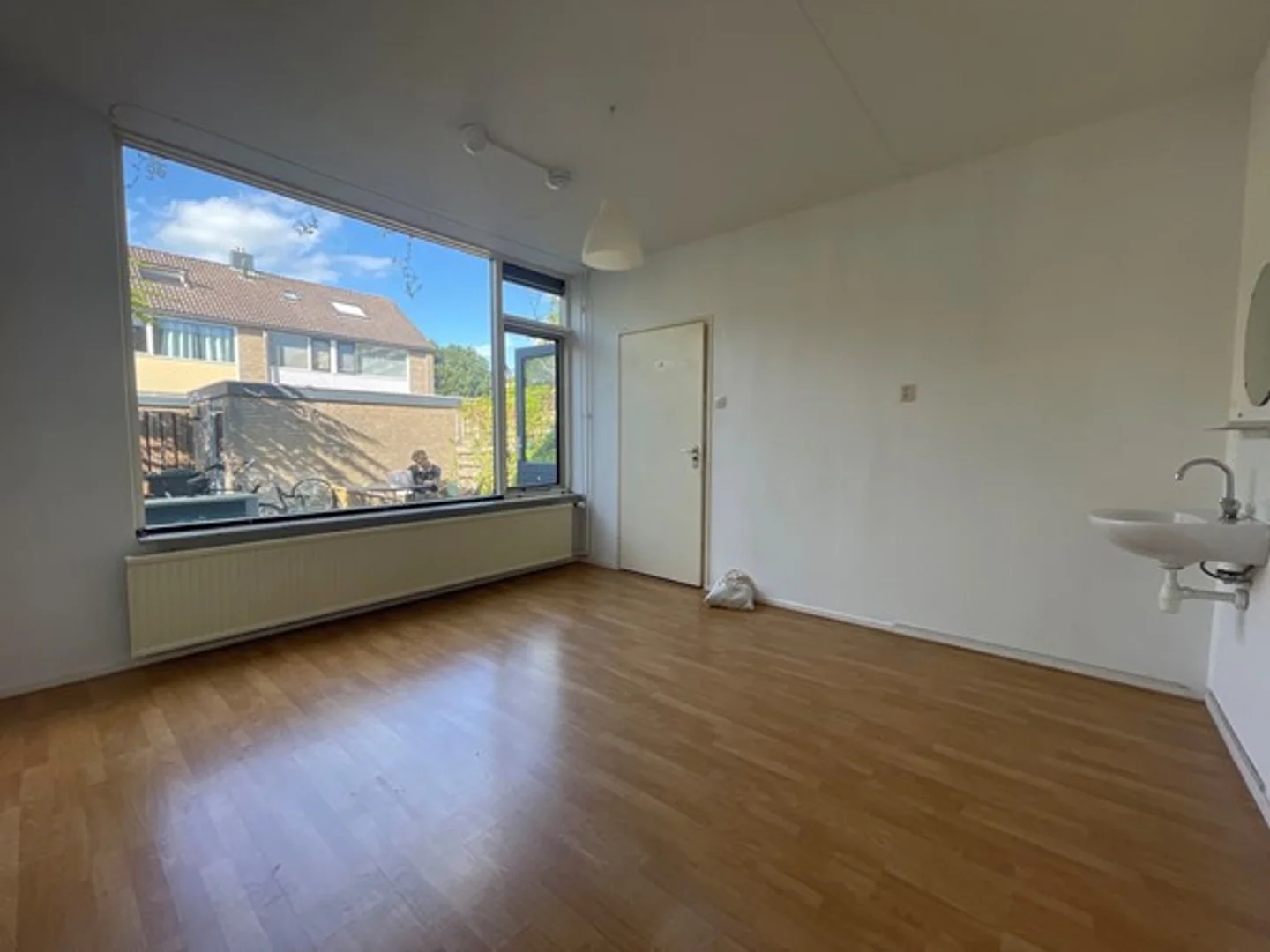 Habitación estudiantil funcional perfecta para estudiar en 