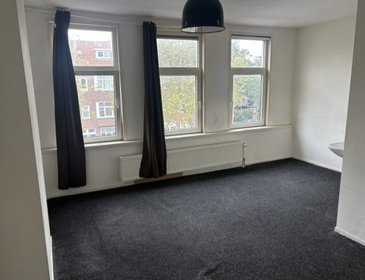 Habitación estudiantil luminosa y aireada con fácil acceso a la universidad en 
