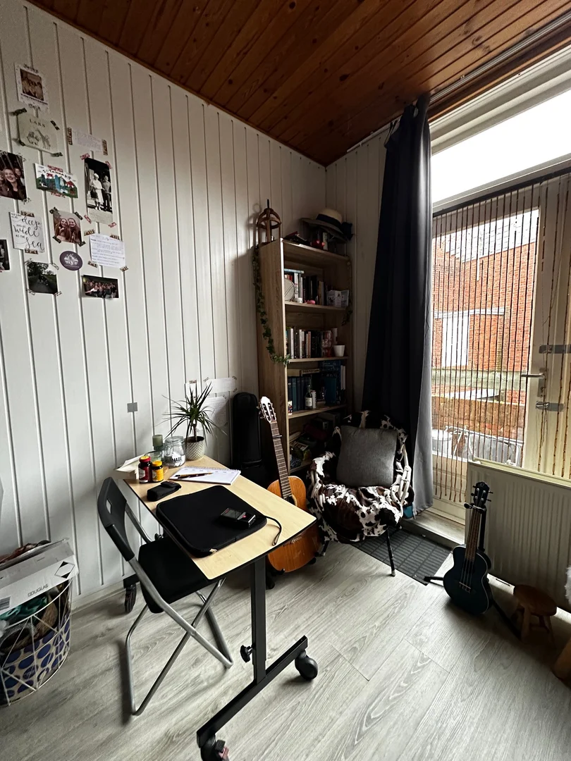 Habitación estudiantil amplia y cómoda en 