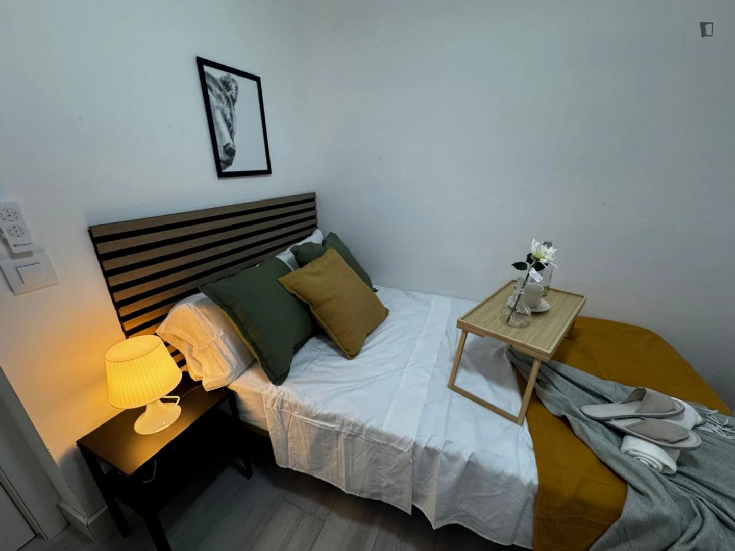Chambre d'étudiant à  avec espace d'étude et installations communes