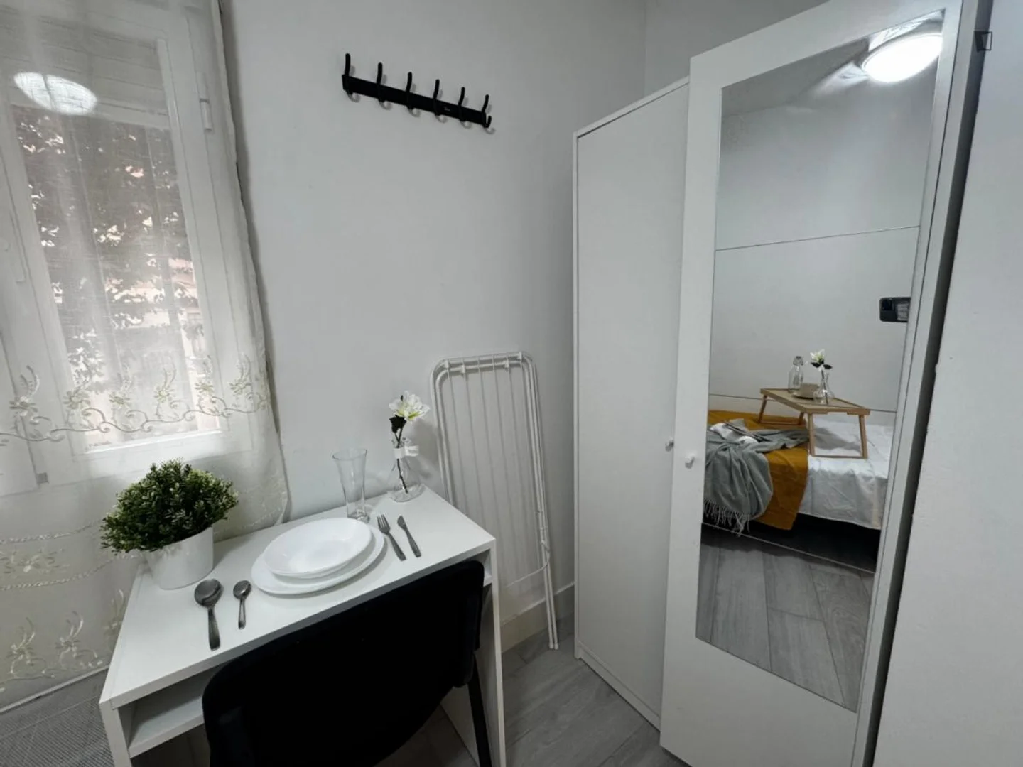 Chambre abordable pour les étudiants avec un bon éclairage dans 
