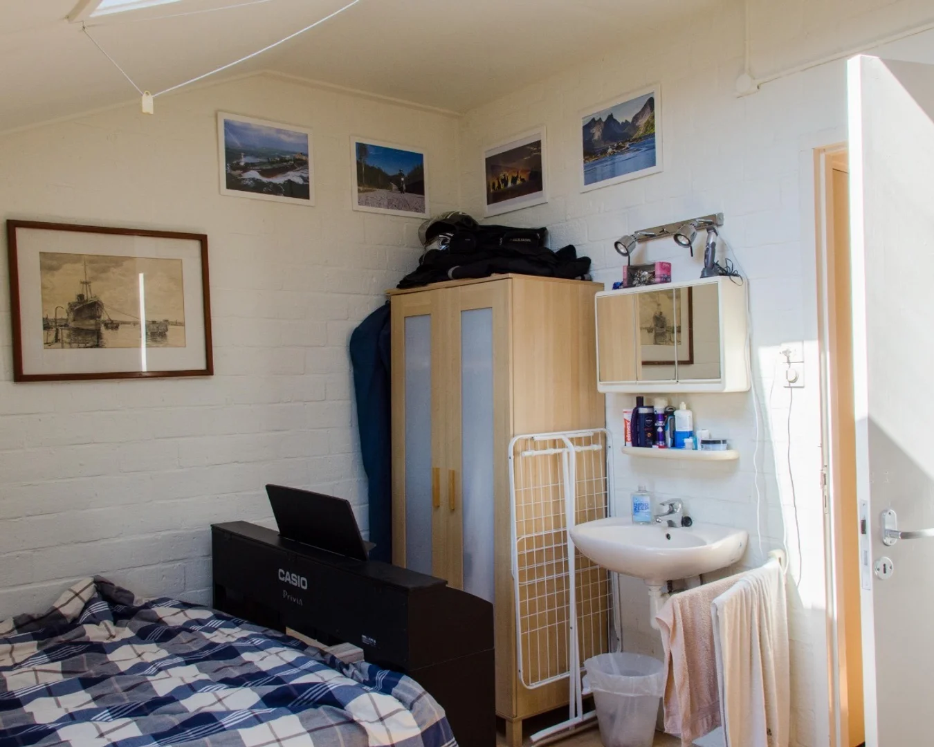 Quarto acessível para estudantes com iluminação ampla em 