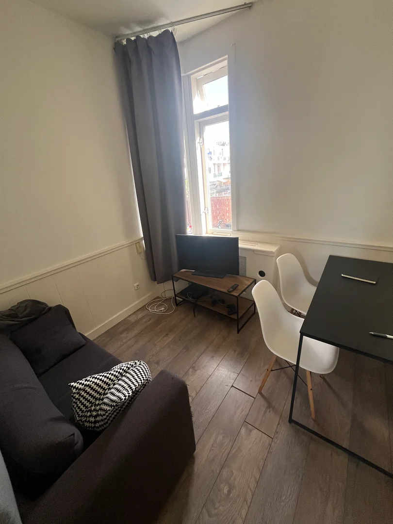 Chambre d'étudiant à  avec espace d'étude et installations communes