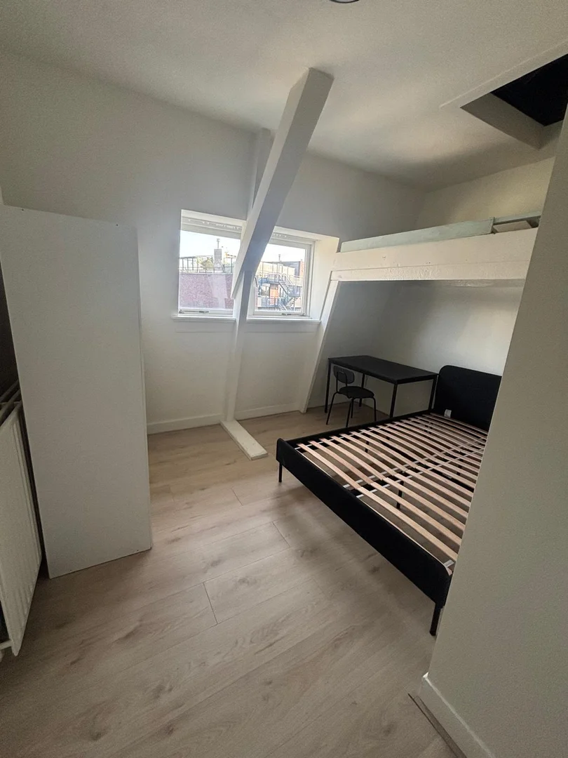Chambre d'étudiant à  avec espace d'étude et installations communes