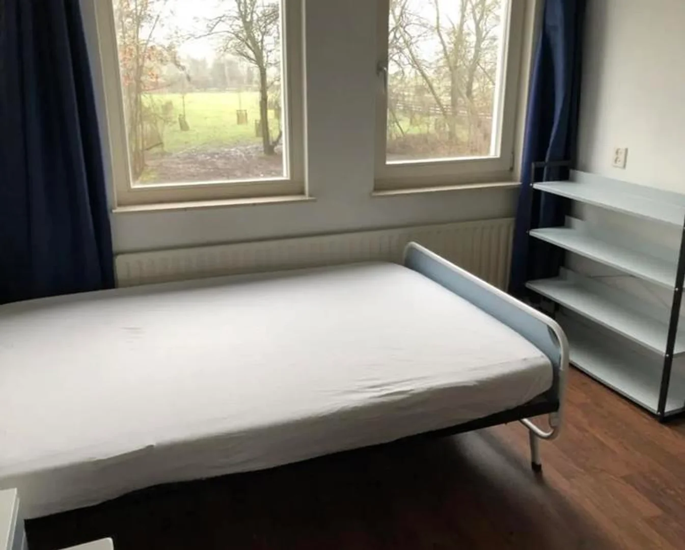 Stanza economica per studenti con ampia illuminazione in 