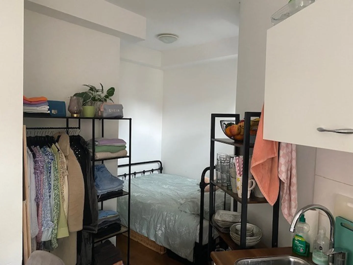 Habitación estudiantil amplia y cómoda en 