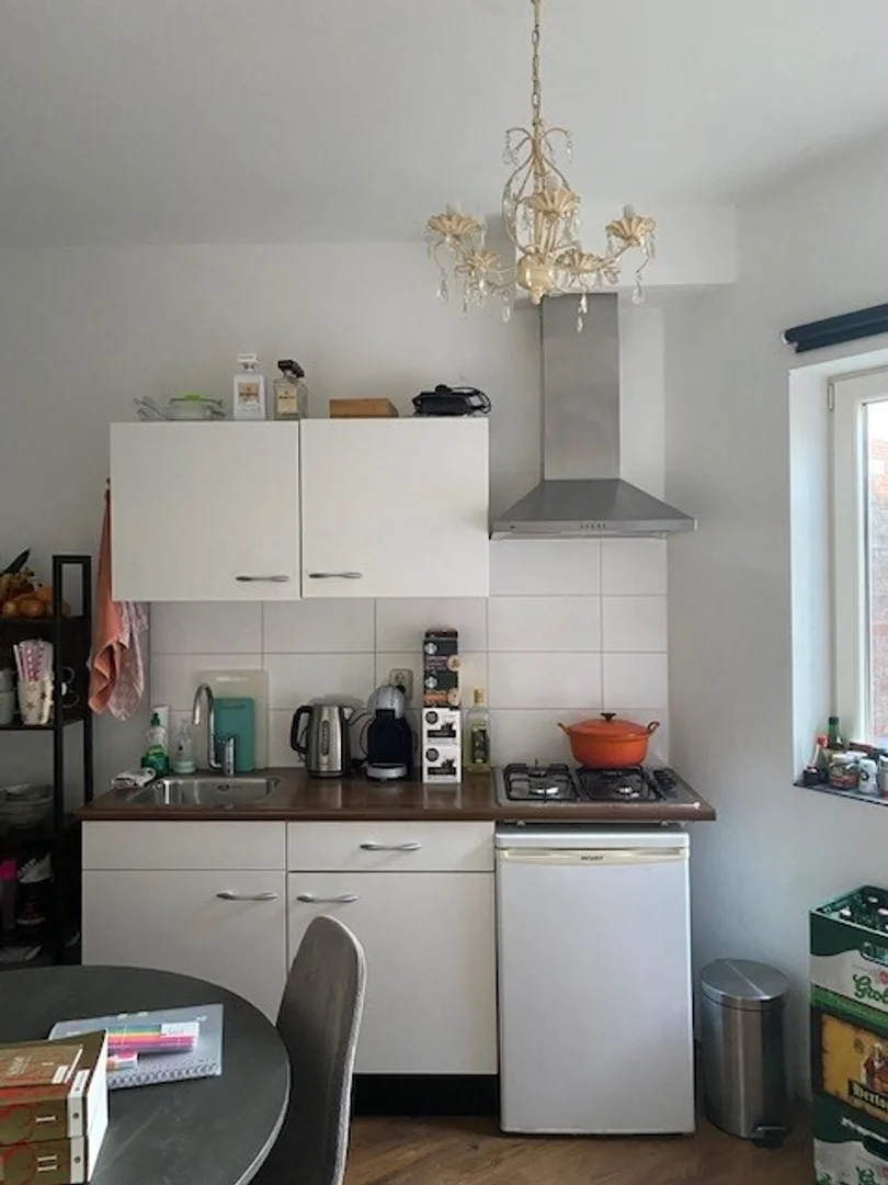 Habitación estudiantil amplia y cómoda en 