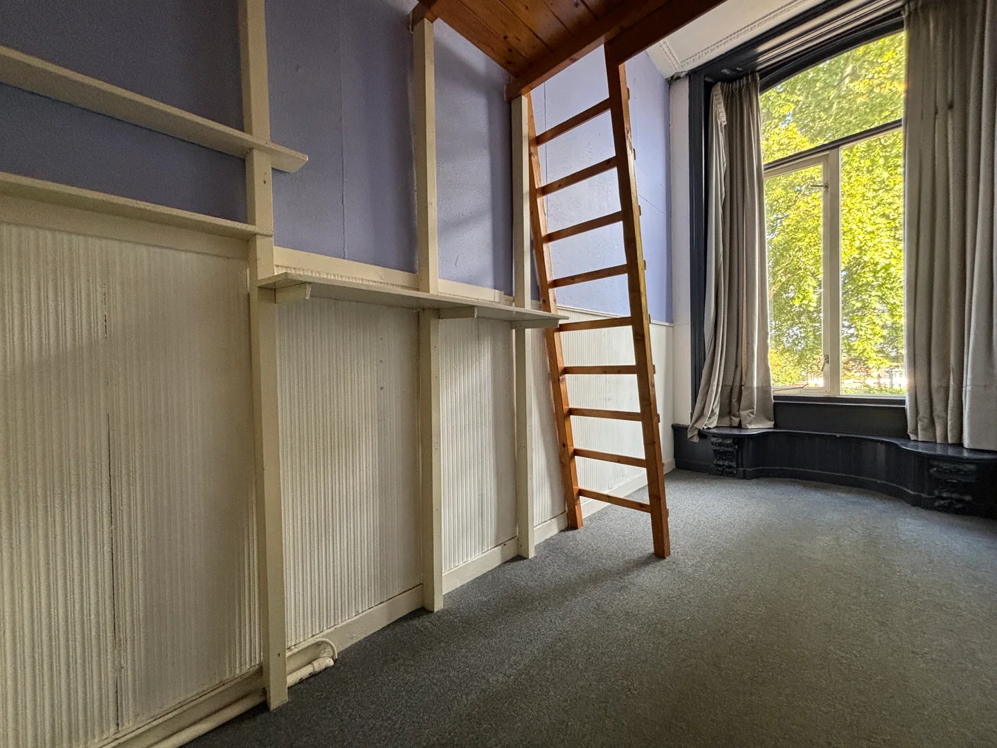 Habitación estudiantil luminosa y aireada con fácil acceso a la universidad en 