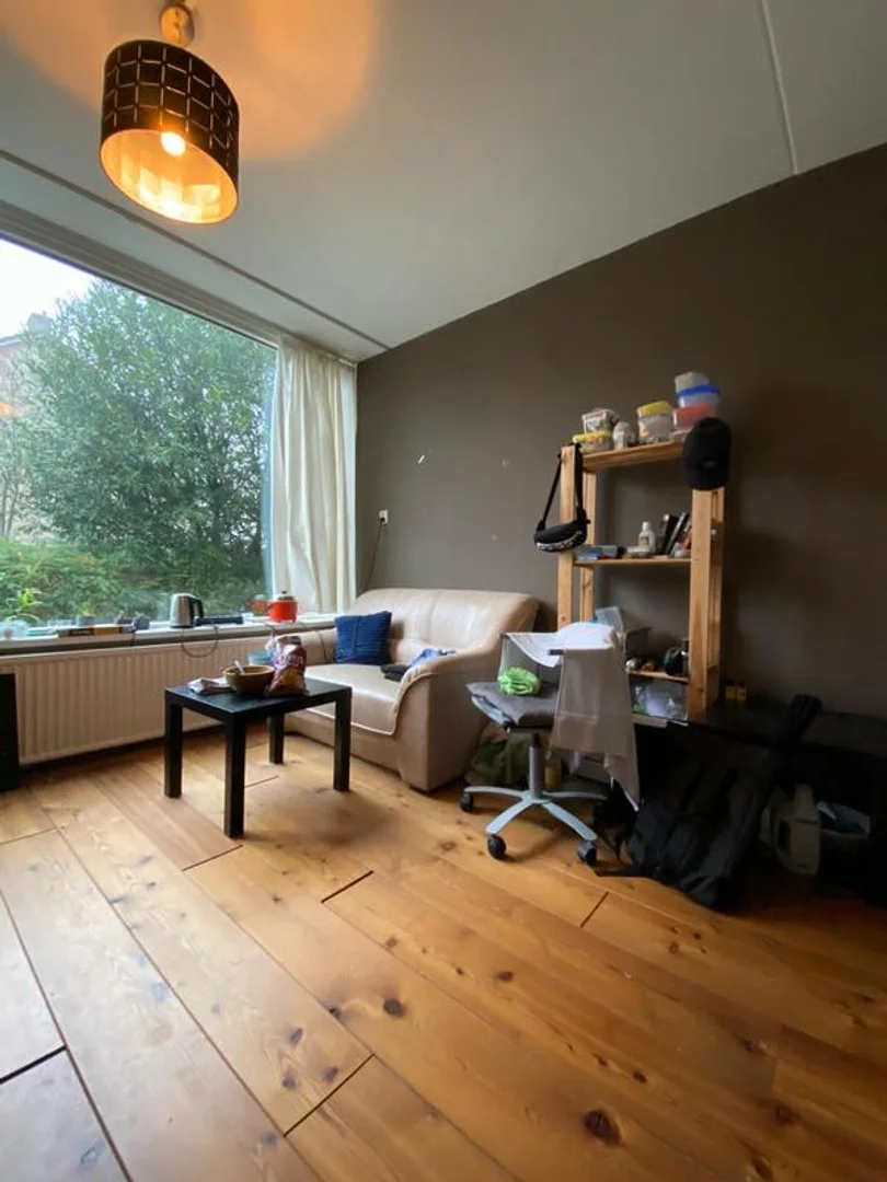 Habitación estudiantil amplia y cómoda en 