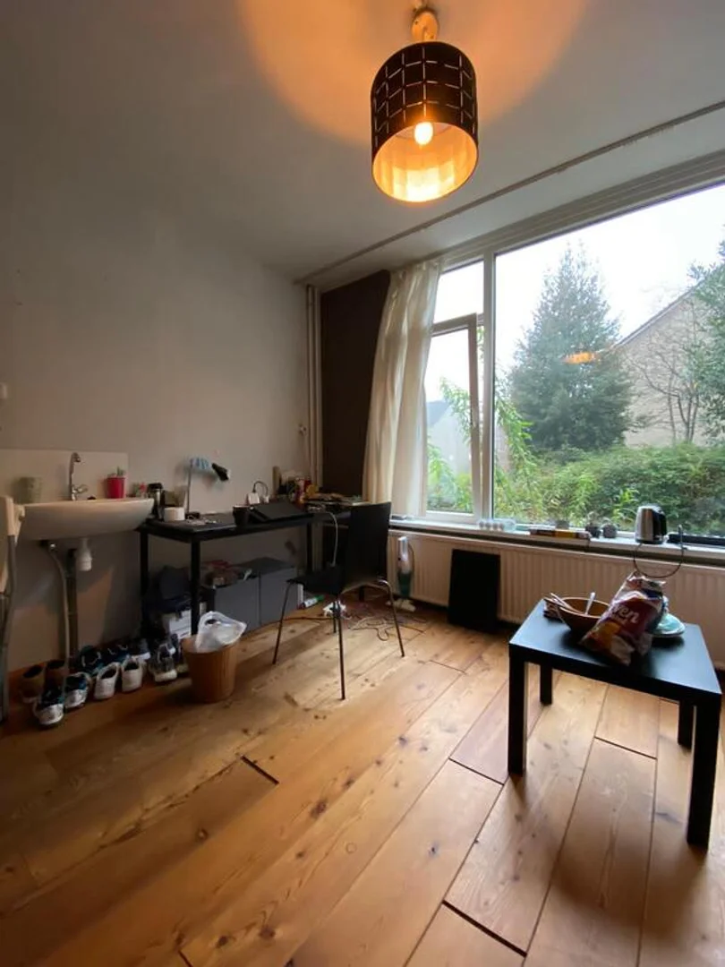 Habitación estudiantil funcional perfecta para estudiar en 