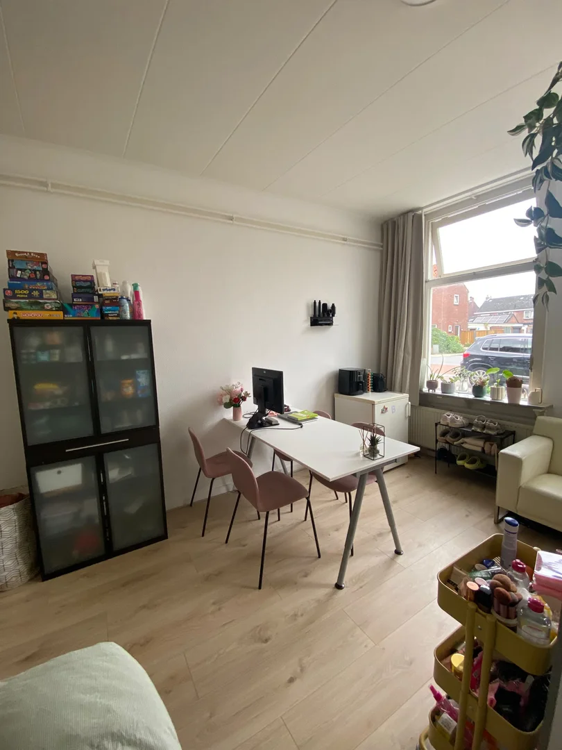 Functional student room perfect for studying in 