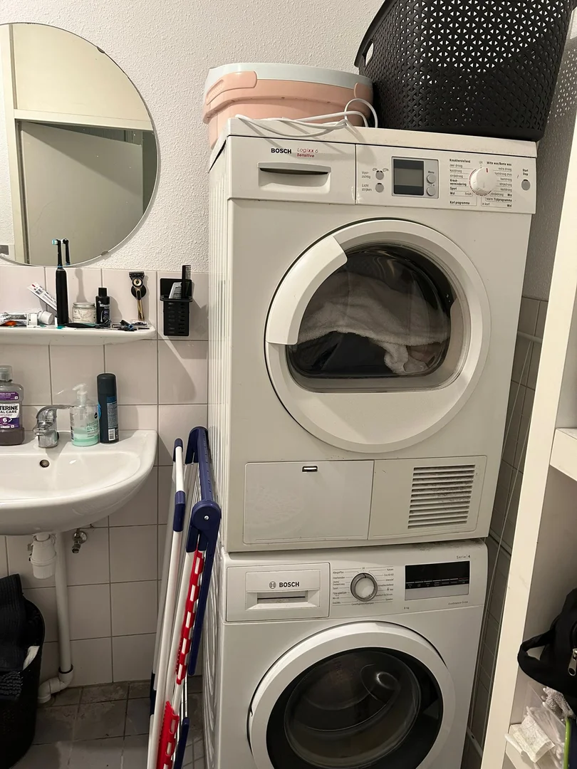 Habitación estudiantil luminosa y aireada con fácil acceso a la universidad en 