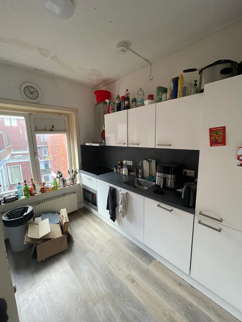 Habitación estudiantil luminosa y aireada con fácil acceso a la universidad en 