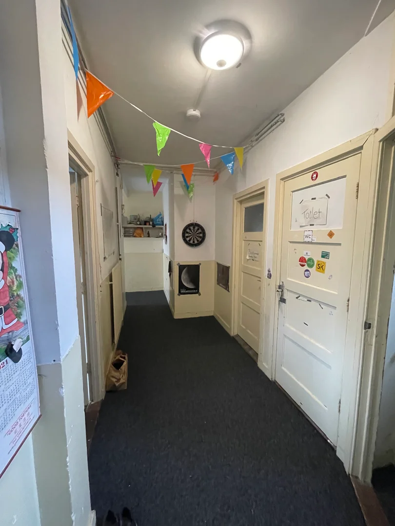 Habitación estudiantil luminosa y aireada con fácil acceso a la universidad en 