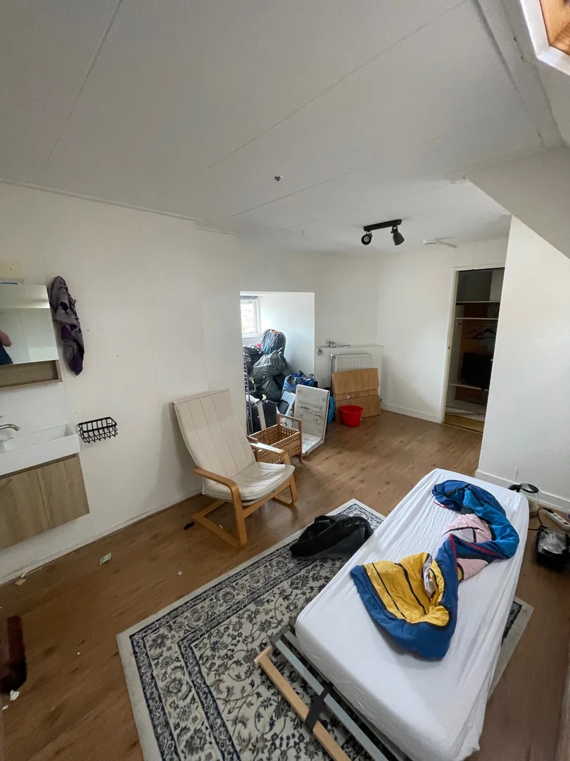 Habitación estudiantil luminosa y aireada con fácil acceso a la universidad en 