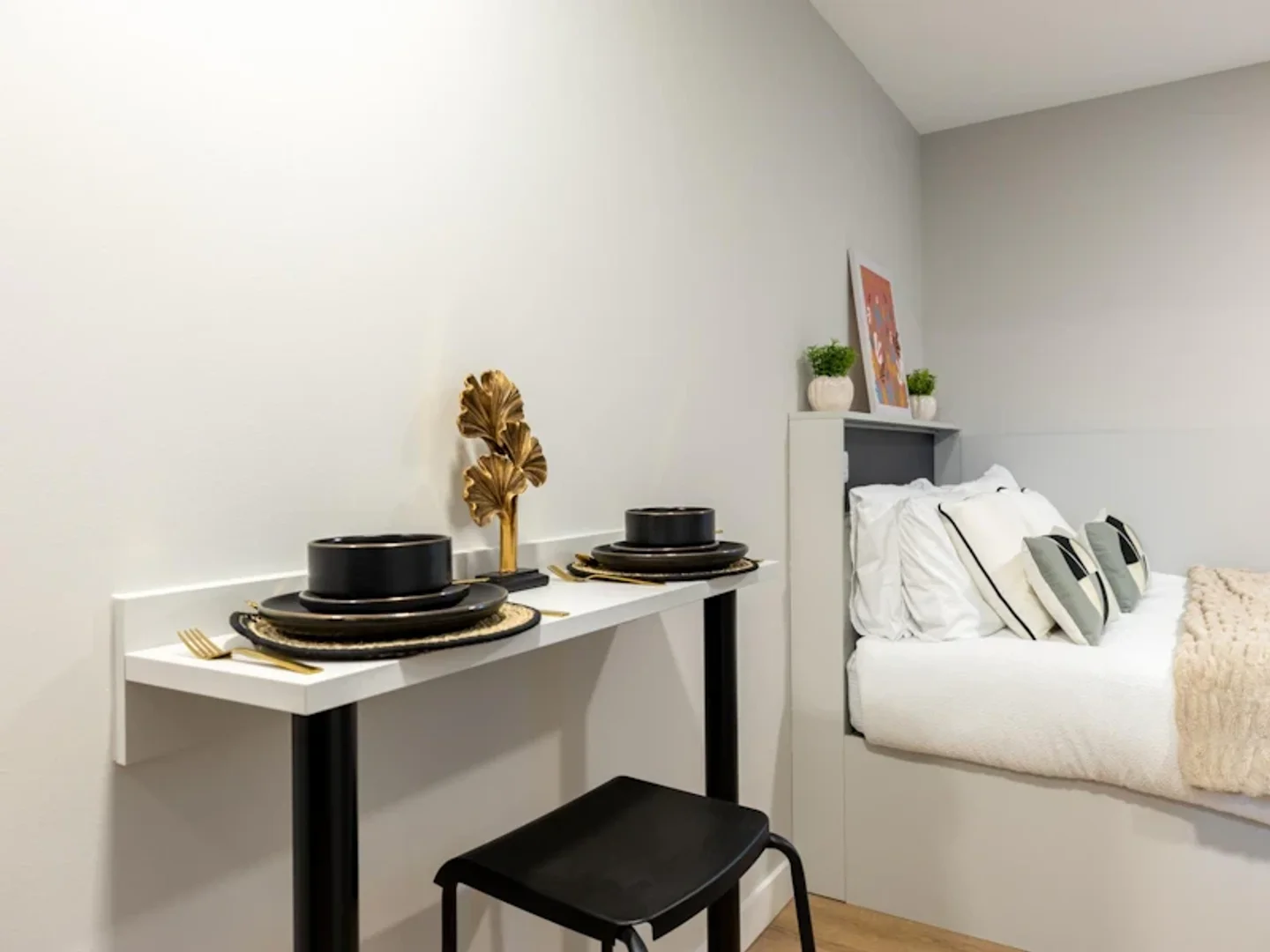 'de etkili düzene sahip minimalist öğrenci stüdyosu