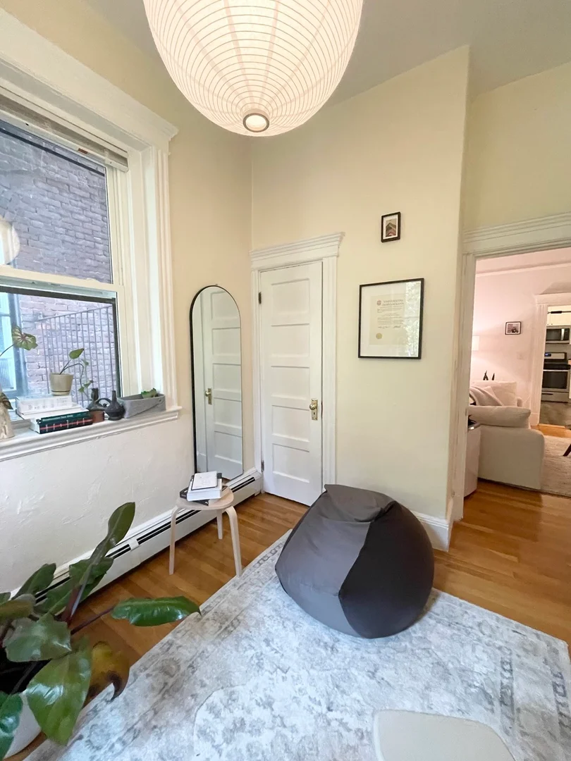 38, Grove St., Unit 2, Beacon Hill, Boston, MA, 02114