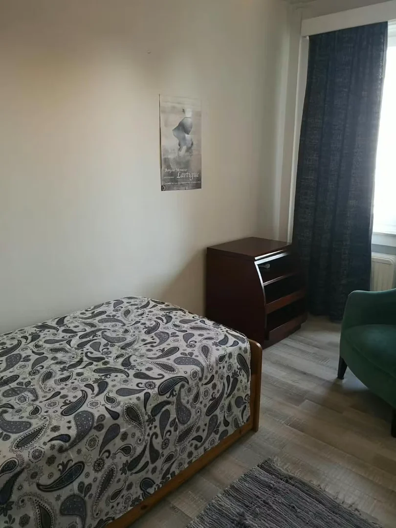 Quarto acessível para estudantes com iluminação ampla em 