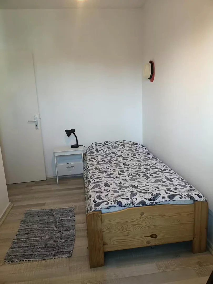 Quarto para alugar em apartamento de estudantes em , totalmente mobilado