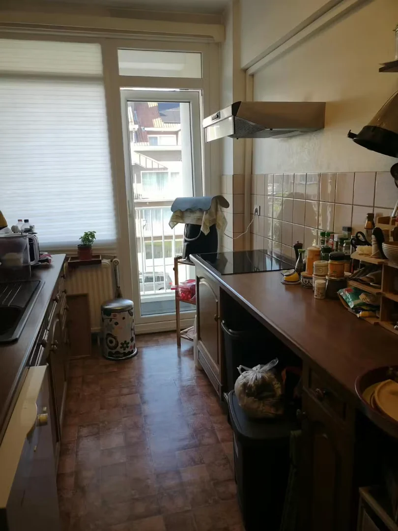 Quarto acessível para estudantes com iluminação ampla em 