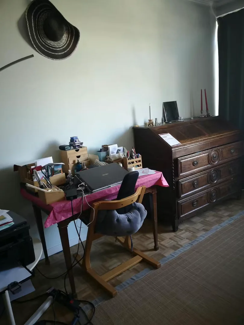 Quarto acessível para estudantes com iluminação ampla em 