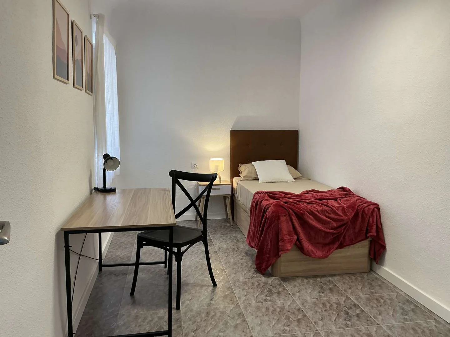 Chambre abordable pour les étudiants avec un bon éclairage dans 