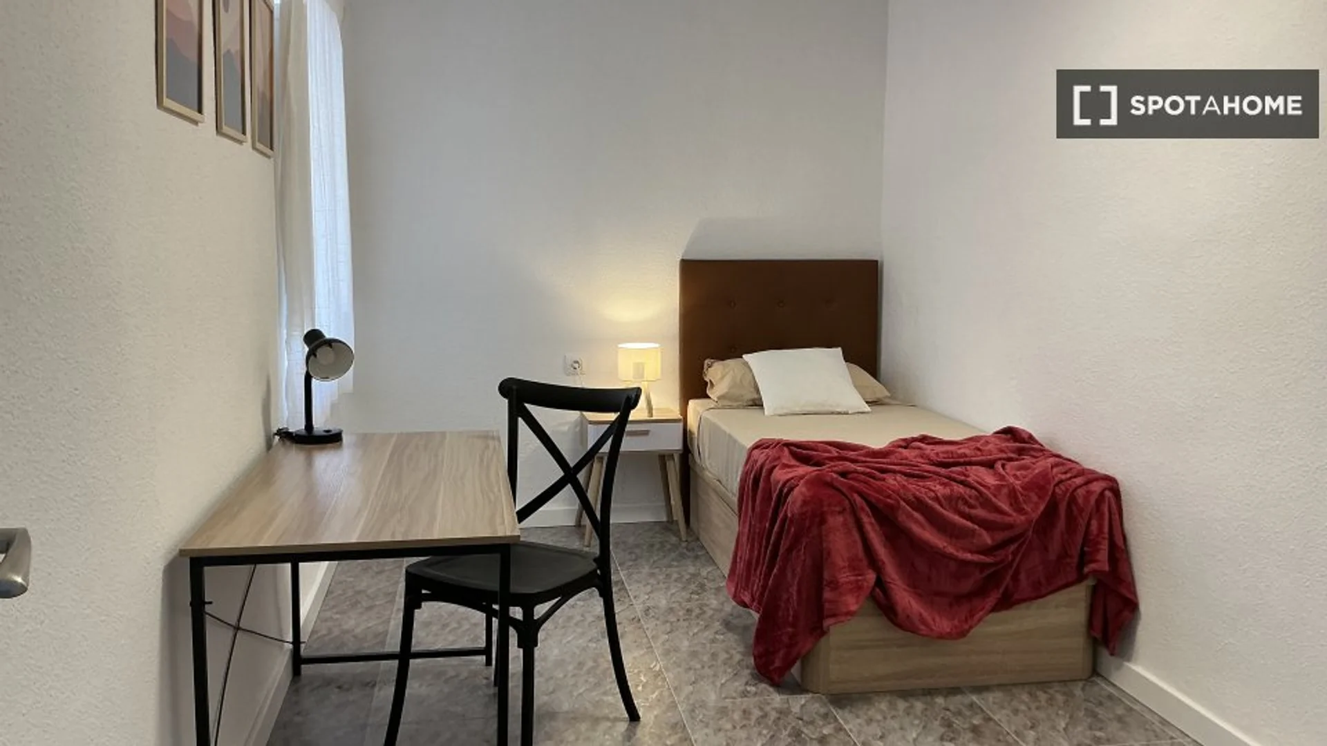 Chambre d'étudiant lumineuse et aérée avec accès facile à l'université dans 