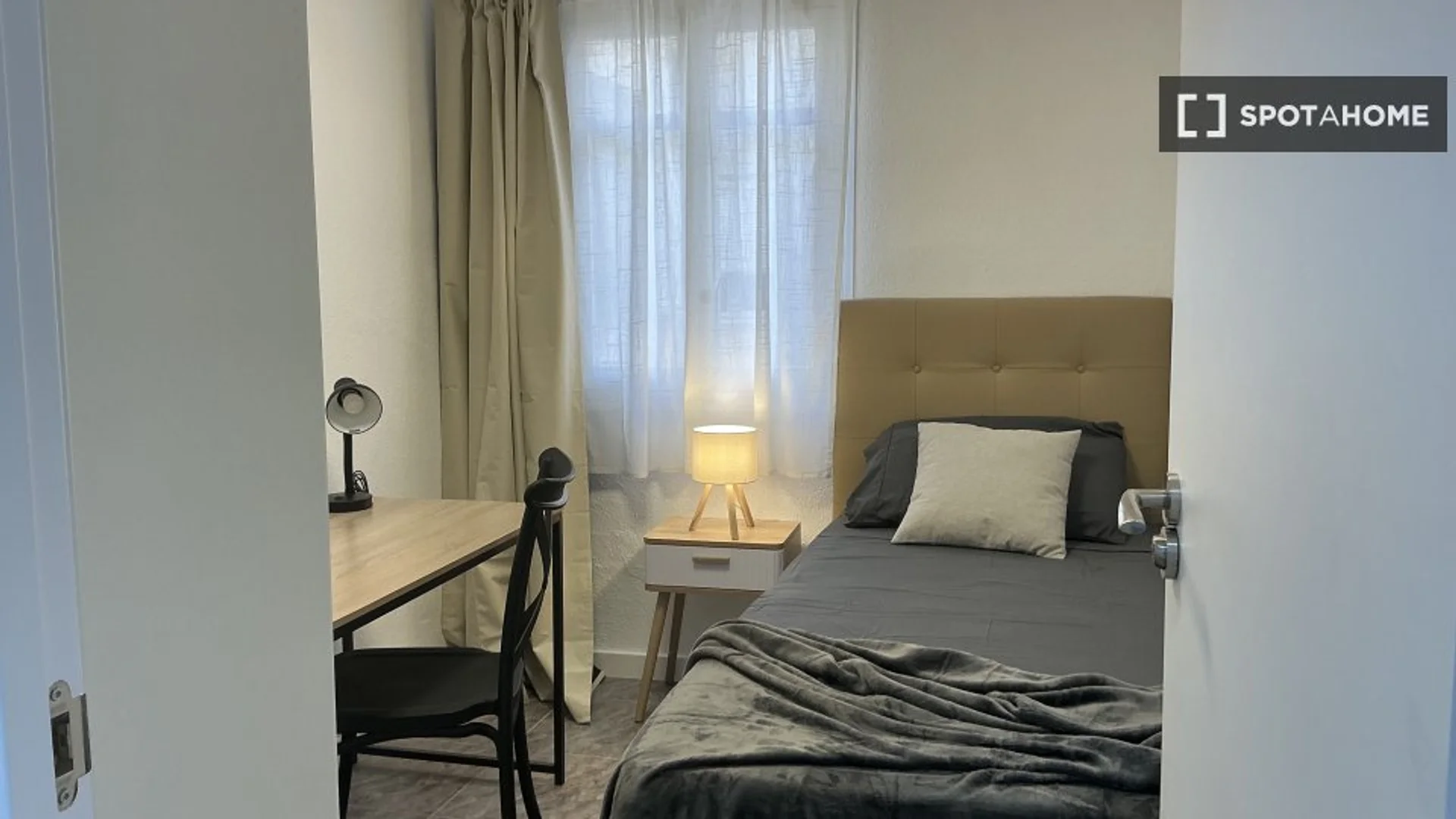 Zimmer in Studentenwohnung in zu vermieten, voll möbliert