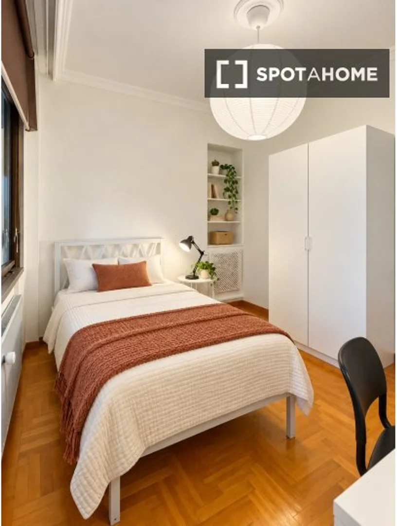 Habitación en apartamento estudiantil en alquiler en , completamente amueblado