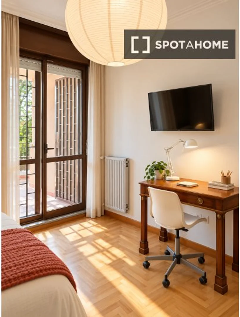 Habitación estudiantil amplia y cómoda en 