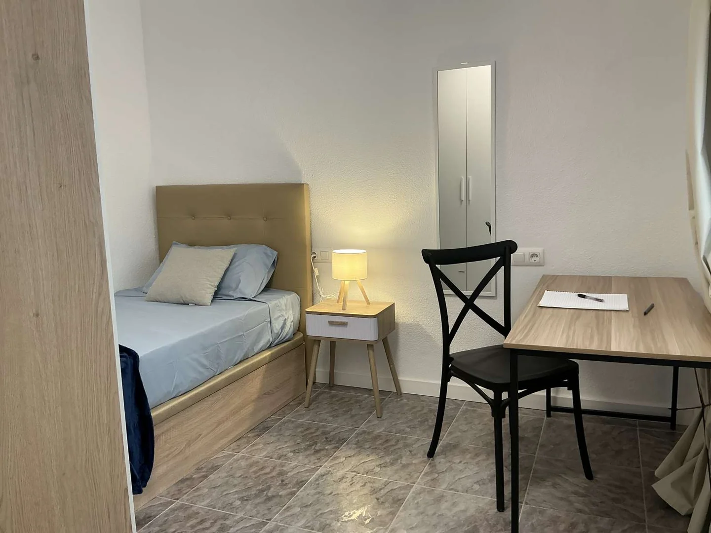 Chambre d'étudiant lumineuse et aérée avec accès facile à l'université dans 