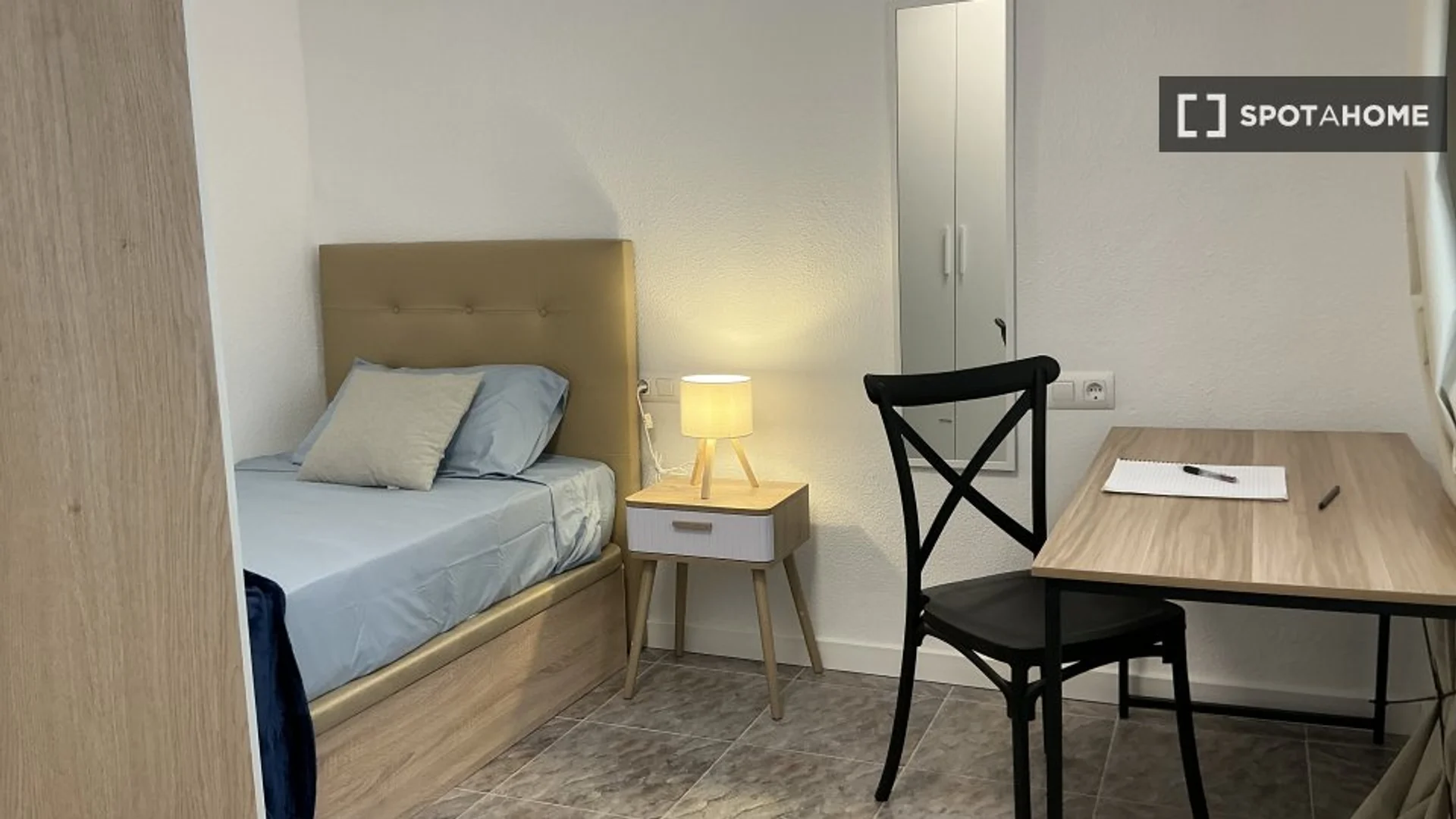 Chambre d'étudiant à  avec espace d'étude et installations communes