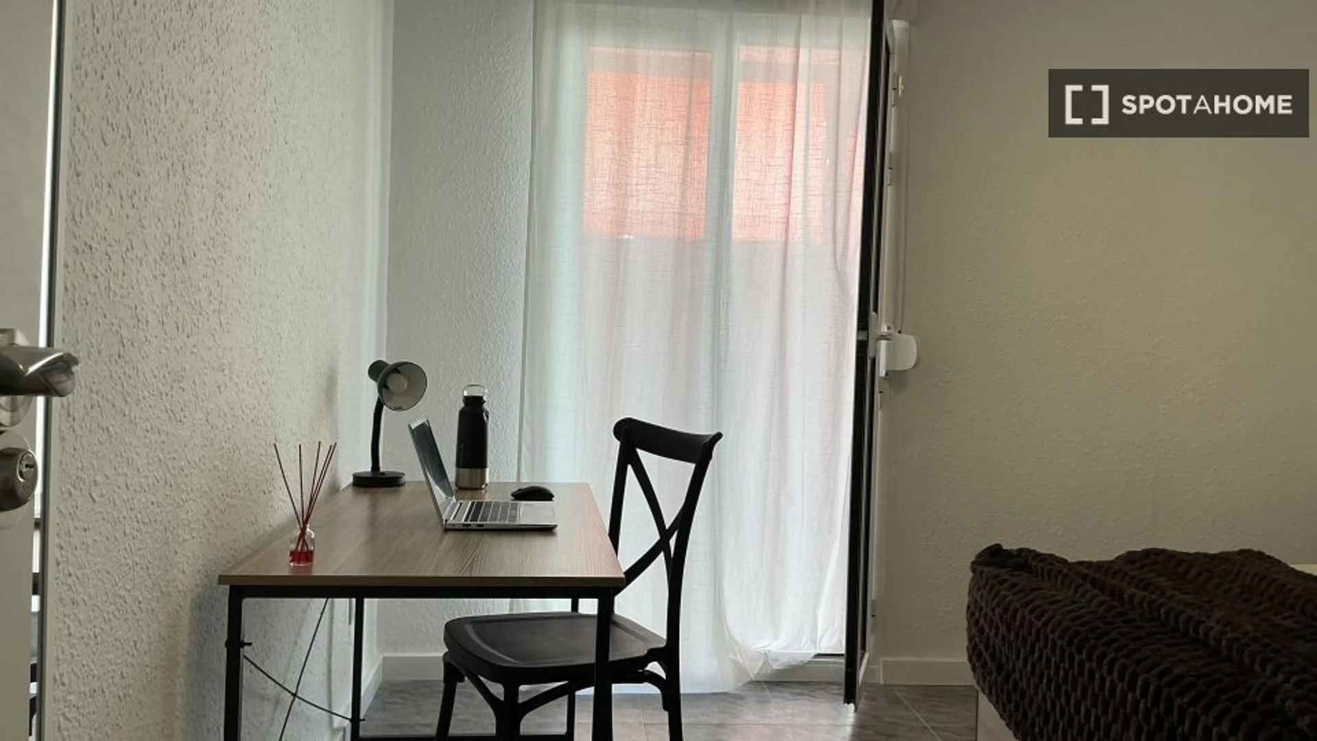 Chambre confortable pour étudiants disponible dans 