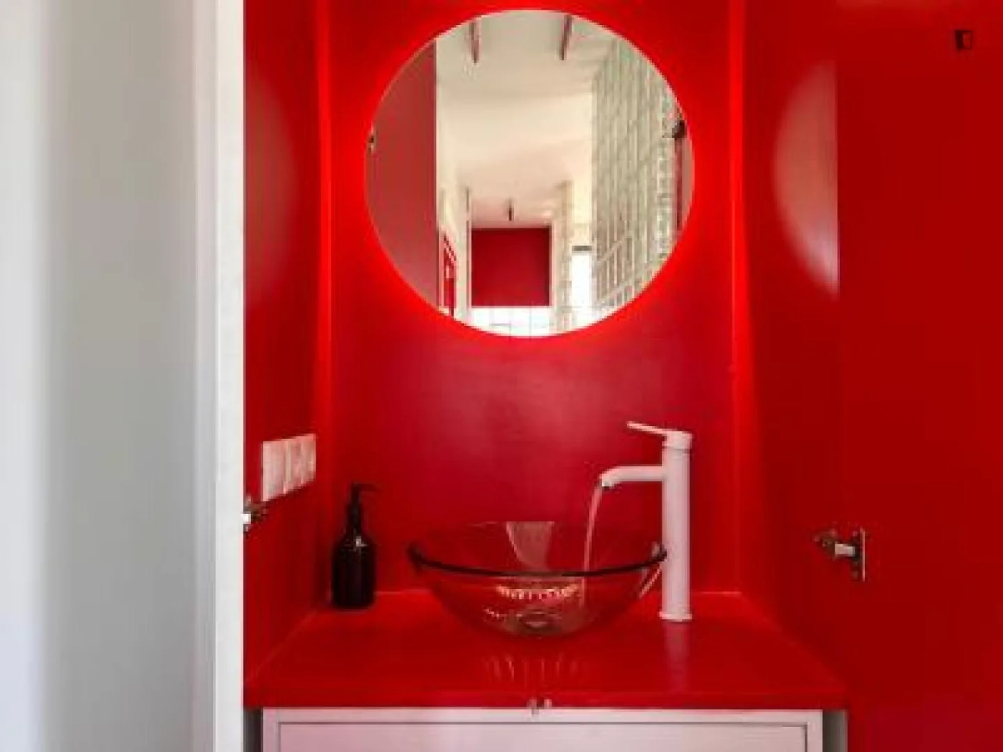 Monolocale minimalista per studenti in  con layout efficiente