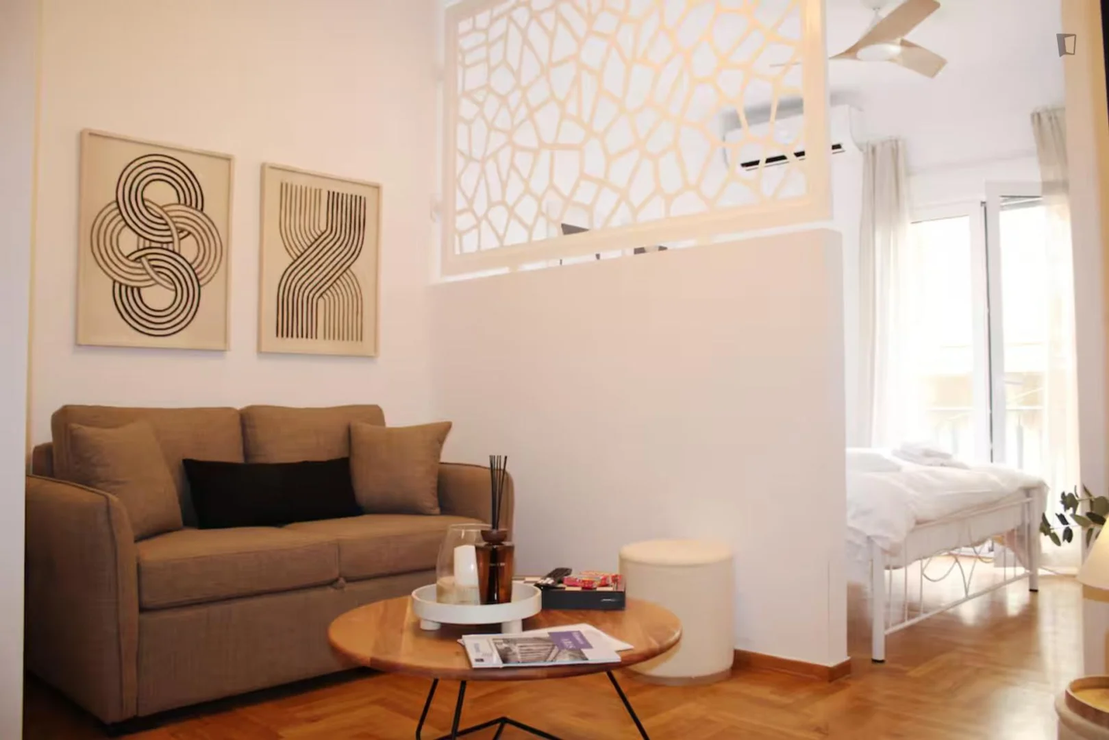 Monolocale minimalista per studenti in  con layout efficiente
