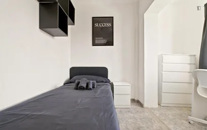 Habitación en alquiler con cama doble {area}