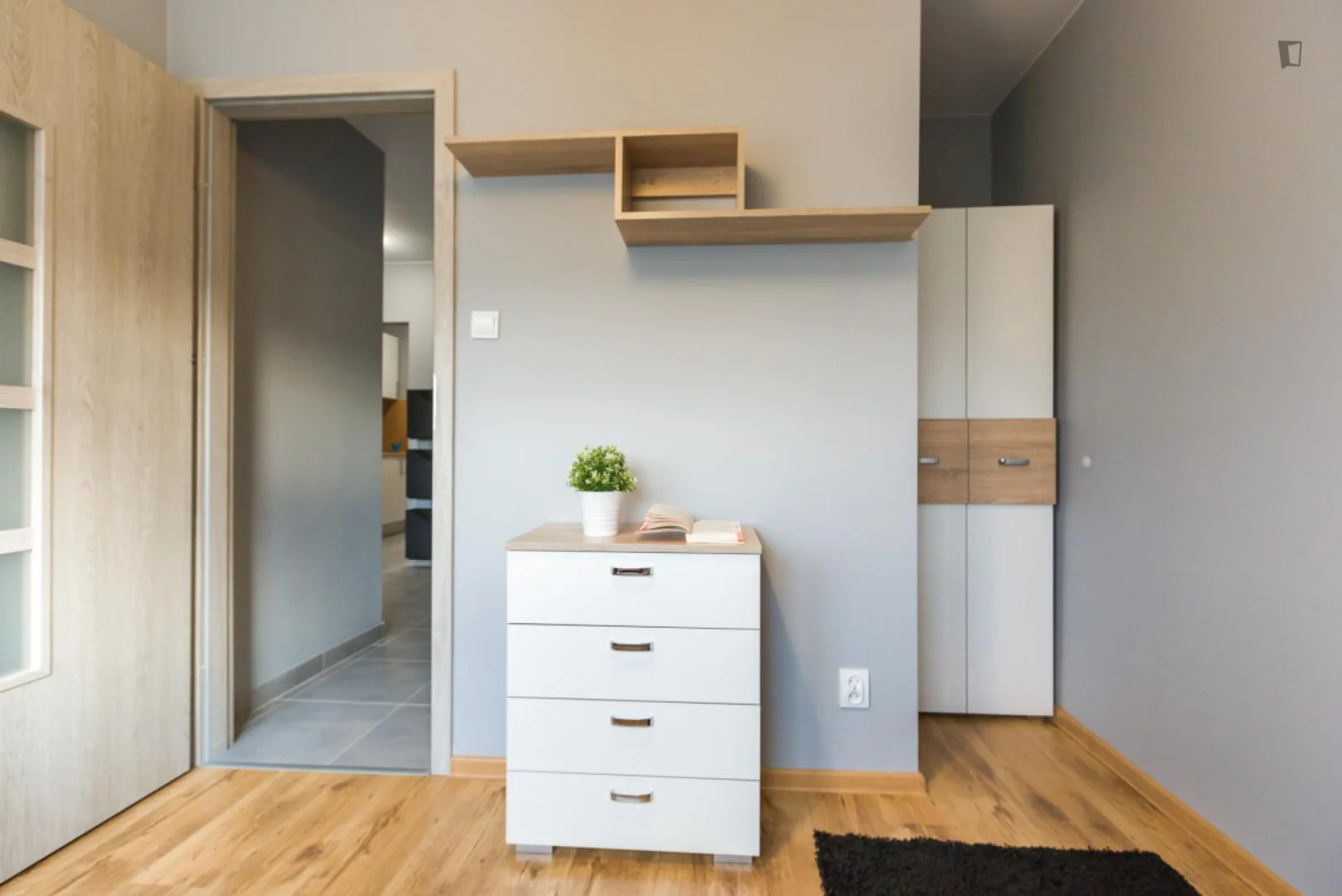 Habitación estudiantil amplia y cómoda en