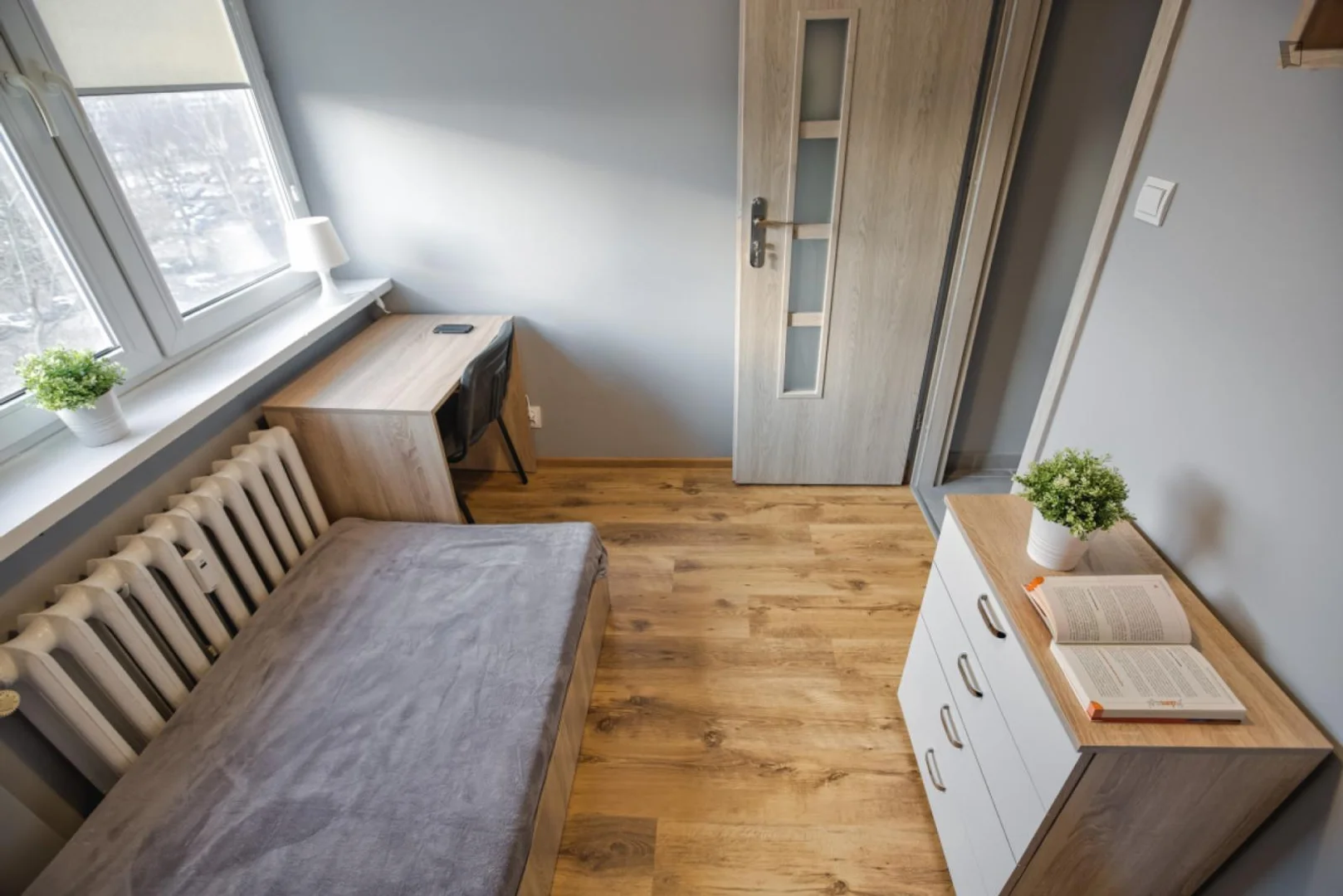 Habitación estudiantil luminosa y aireada con fácil acceso a la universidad en
