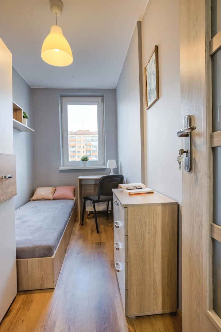 Habitación estudiantil luminosa y aireada con fácil acceso a la universidad en 